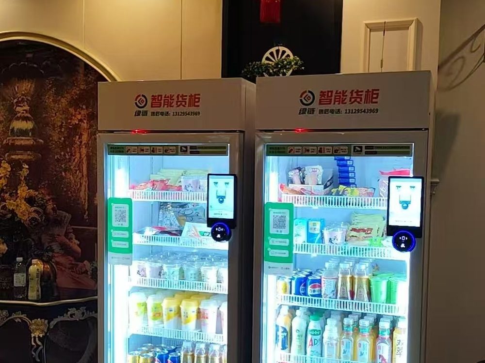 绿链 LinkSpot 双柜智能售卖机投放在酒店大堂娱乐场所