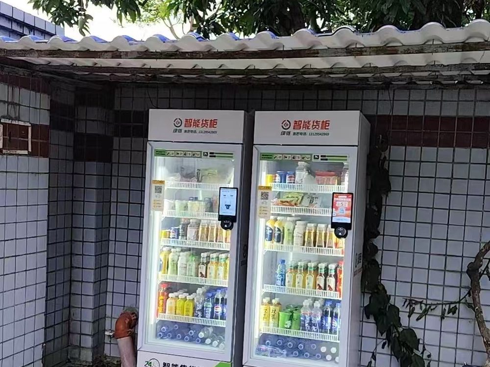 绿链 LinkSpot 双柜智能售卖机投放在社区周边户外点位